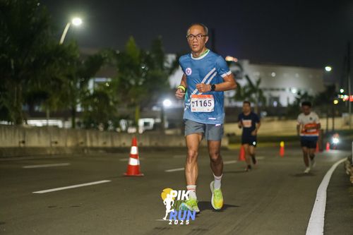 Race photo from PIK NITE RUN 2025