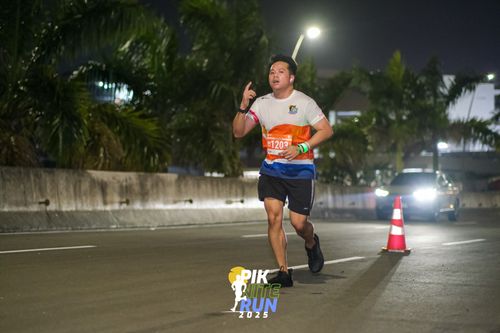 Race photo from PIK NITE RUN 2025
