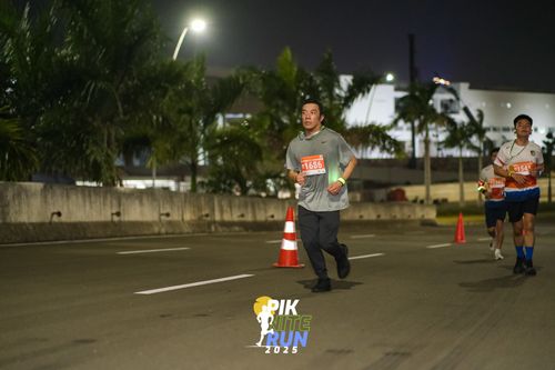 Race photo from PIK NITE RUN 2025