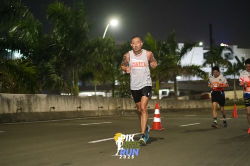 Race photo from PIK NITE RUN 2025