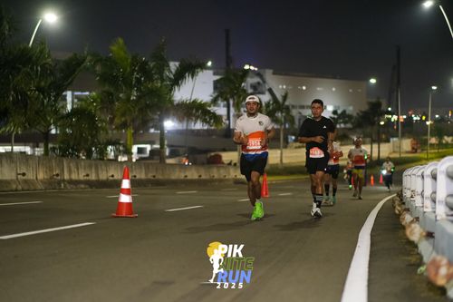 Race photo from PIK NITE RUN 2025