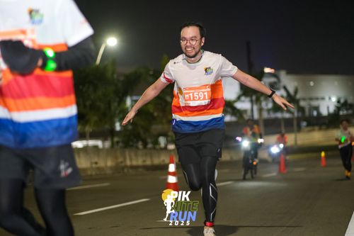 Race photo from PIK NITE RUN 2025