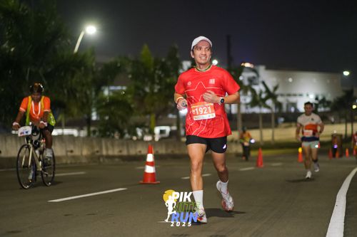 Race photo from PIK NITE RUN 2025
