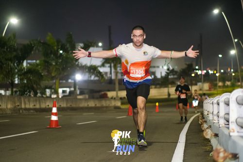 Race photo from PIK NITE RUN 2025