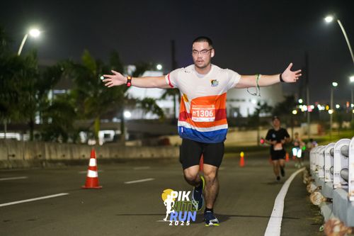 Race photo from PIK NITE RUN 2025