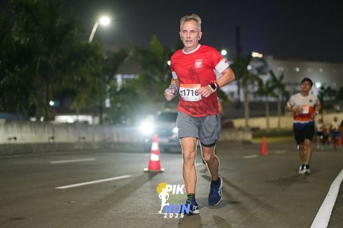 Race photo from PIK NITE RUN 2025