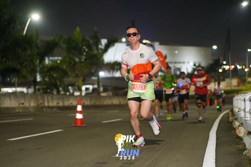 Race photo from PIK NITE RUN 2025