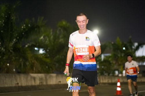 Race photo from PIK NITE RUN 2025
