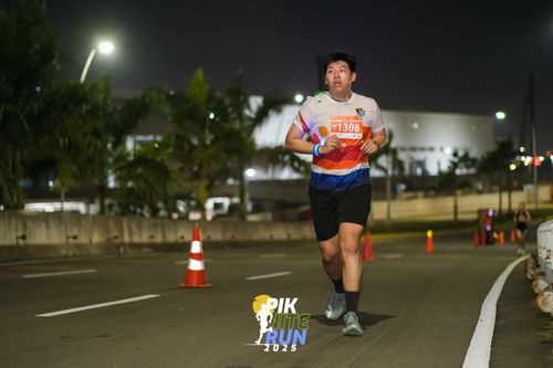 Race photo from PIK NITE RUN 2025