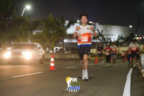 Race photo from PIK NITE RUN 2025
