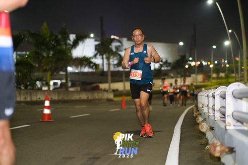 Race photo from PIK NITE RUN 2025
