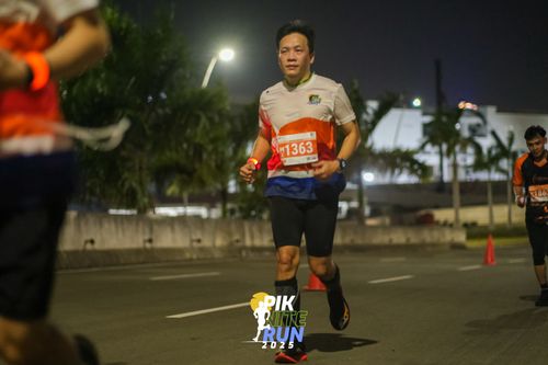 Race photo from PIK NITE RUN 2025