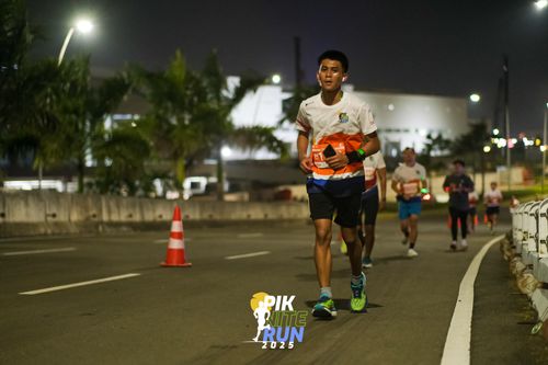 Race photo from PIK NITE RUN 2025