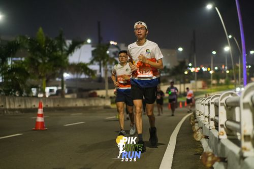 Race photo from PIK NITE RUN 2025