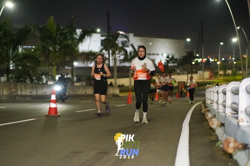 Race photo from PIK NITE RUN 2025