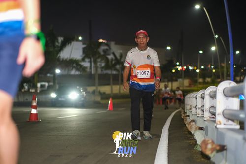 Race photo from PIK NITE RUN 2025