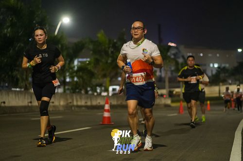 Race photo from PIK NITE RUN 2025