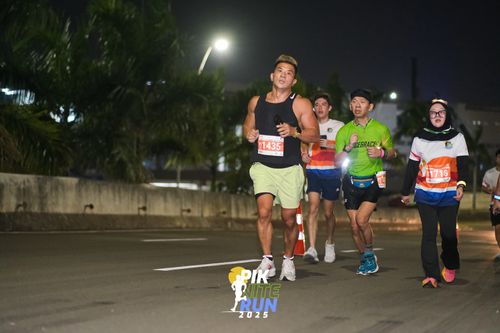 Race photo from PIK NITE RUN 2025