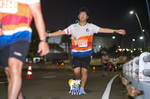 Race photo from PIK NITE RUN 2025