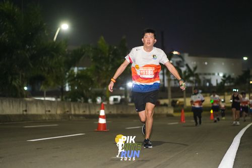 Race photo from PIK NITE RUN 2025