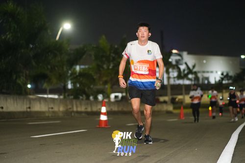 Race photo from PIK NITE RUN 2025