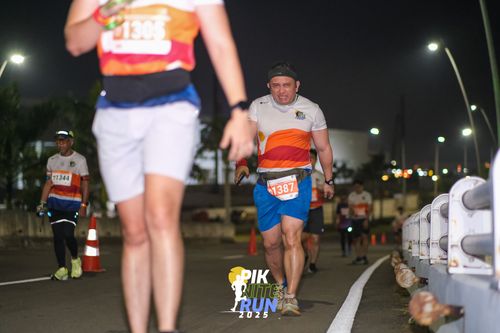 Race photo from PIK NITE RUN 2025