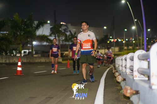 Race photo from PIK NITE RUN 2025