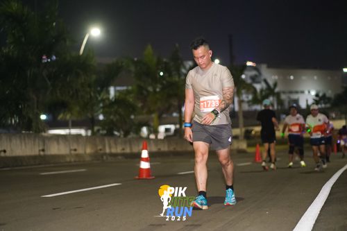 Race photo from PIK NITE RUN 2025