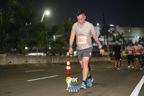 Race photo from PIK NITE RUN 2025