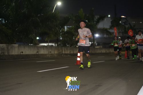 Race photo from PIK NITE RUN 2025