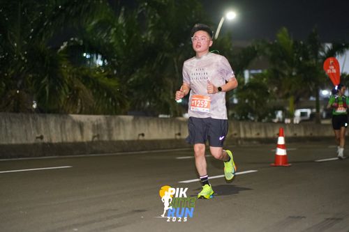 Race photo from PIK NITE RUN 2025