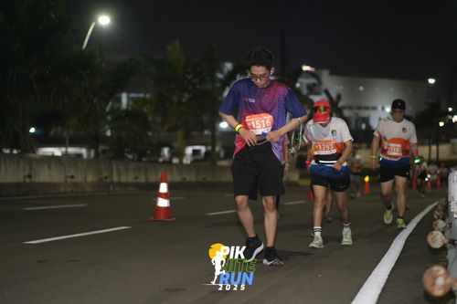 Race photo from PIK NITE RUN 2025