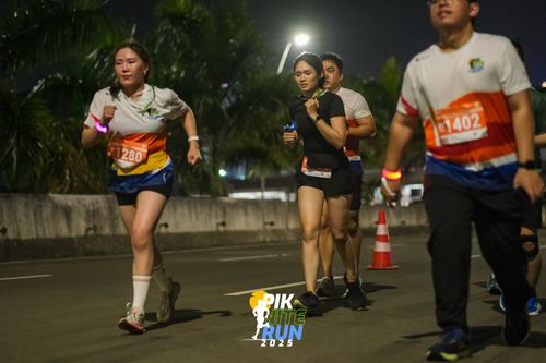 Race photo from PIK NITE RUN 2025