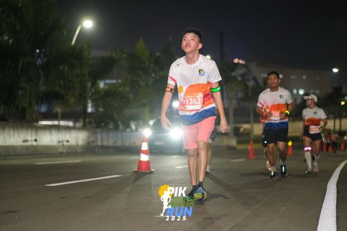 Race photo from PIK NITE RUN 2025