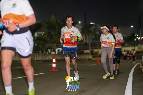 Race photo from PIK NITE RUN 2025
