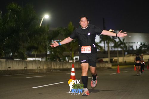 Race photo from PIK NITE RUN 2025