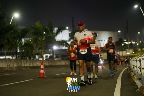 Race photo from PIK NITE RUN 2025