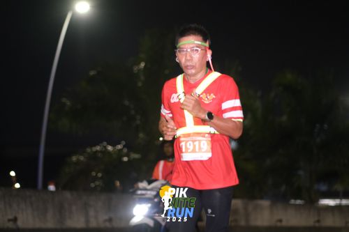Race photo from PIK NITE RUN 2025
