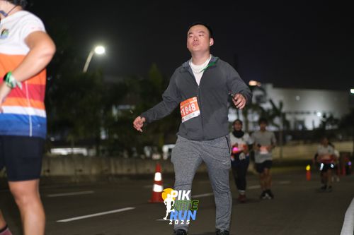 Race photo from PIK NITE RUN 2025