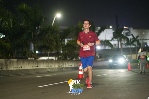 Race photo from PIK NITE RUN 2025