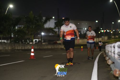 Race photo from PIK NITE RUN 2025