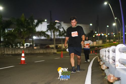 Race photo from PIK NITE RUN 2025