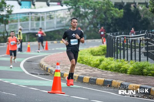 Race photo from Nu Skin Run 10K