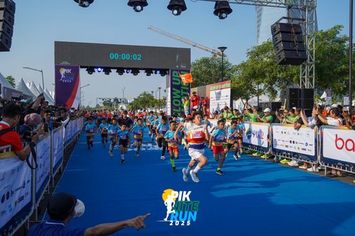 Race photo from PIK NITE RUN 2025