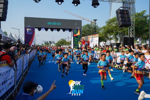 Race photo from PIK NITE RUN 2025