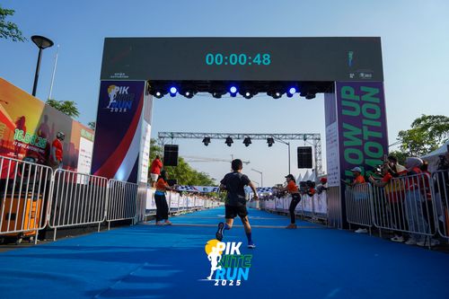 Race photo from PIK NITE RUN 2025