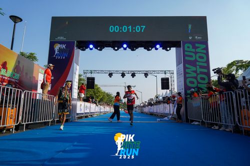 Race photo from PIK NITE RUN 2025