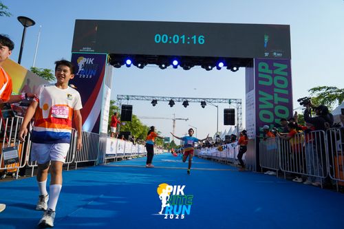 Race photo from PIK NITE RUN 2025