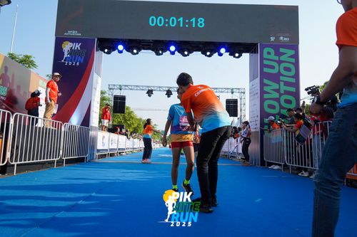 Race photo from PIK NITE RUN 2025