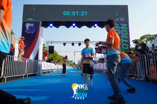 Race photo from PIK NITE RUN 2025